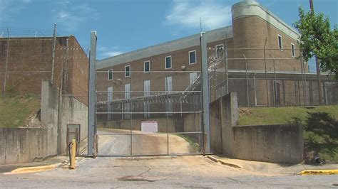 MACON, Ga. — Four Macon-Bibb Commissioners want the county, courts, and the sheriff's office to work to reduce the amount of people in the Bibb County jail.. 