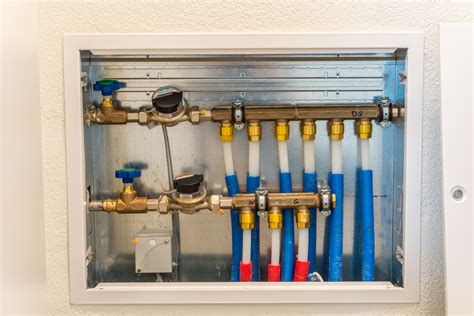 Inregelen vloerverwarming.  Afhankelijk van het type verdeler is het mogelijk d...