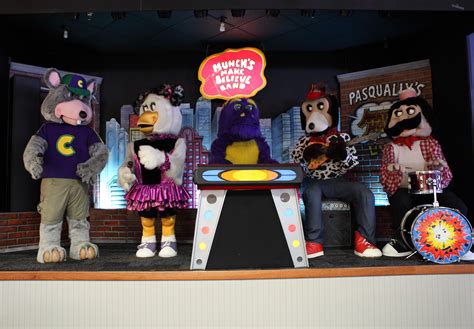 Inside last-of-its kind Chuck E. Cheese with an animatronic band