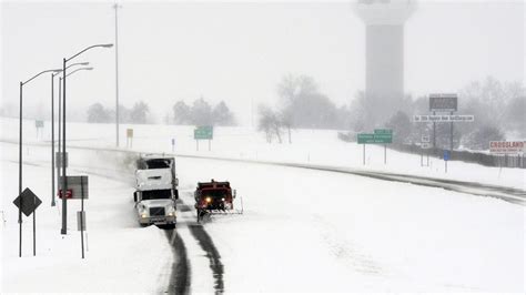 Intensa tormenta invernal impacta al Medio Oeste de EEUU en Navidad