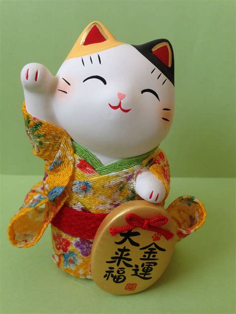 Interesting Facts about Maneki Neko, The Lucky Beckoning Cat