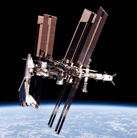 International space station pictures. The ISS weighs about 420,000kg - that's about the same as 320 cars. It flies through space about 250 miles from the Earth - a craft can get there from Earth in about six hours. The astronaut Peggy ... 