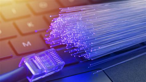 Internet fibra. A internet fibra ótica é o tipo de internet banda larga que garante as maiores velocidades e estabilidade no sinal. Se trata, portanto, de uma forma utilizada para … 