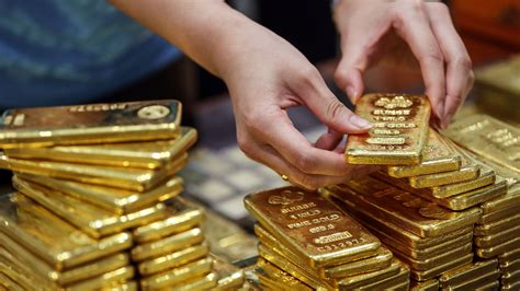 Sep 16, 2023 · Gold bullion is available in various sizes, ranging from a few grams to 400 ounces. However, it’s most commonly found in one-ounce and ten-ounce bars. Currently, the price of gold stands at ... 