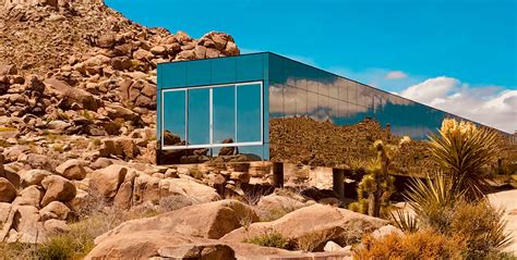 Invisible house joshua tree. Known as “The Invisible House,” the 5,490-square-foot structure — cantilevered on nearly 70 acres abutting Joshua Tree National Park — comprises three bedrooms, four bathrooms and an ... 