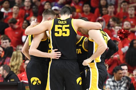 Iowa basketball on tv tonight. Oct 31, 2022 · The Iowa basketball program's season-opener is a week away, but in the meantime, the Hawkeyes host an exhibition game against Truman State on Monday night. Tipoff is slated for 7:01 p.m. CT and the game will be broadcasted on Big Ten +. Keep an eye on Iowa forward Kris Murray in Monday's contest. With former teammate and twin brother Keegan ... 