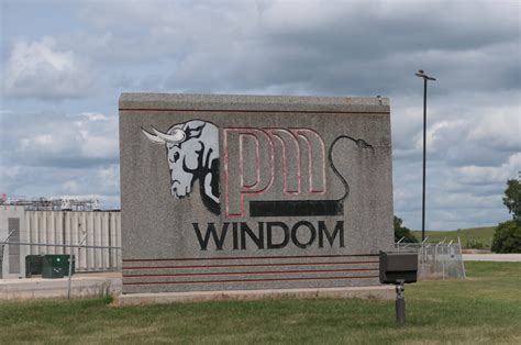 Iowa firm will buy bankrupt Windom pork processing plant for $13M; 1,000 jobs still lost for now