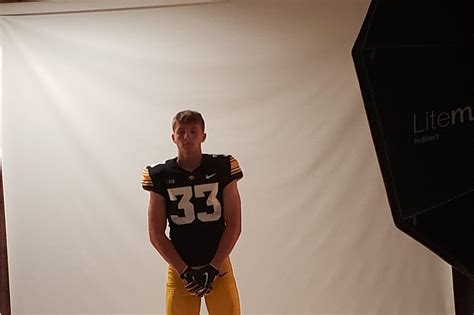 Iowa hawkeyes football recruiting 2023. Dec 20, 2023. 31. IOWA CITY, Iowa — Compared with many of its rivals, Iowa ’s signing day spectacular was more steak than sizzle. The Hawkeyes entered signing day with 21 commits, all of whom ... 