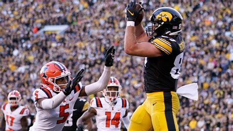 Iowa rallies in fourth quarter to defeat Illinois, 15-13, and clinch Big Ten West title