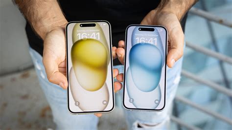 Iphone 15 plus vs iphone 15. The iPhone 15 Pro Max also has a higher resolution of 1290 x 2796, compared to 1179 x 2556 on the iPhone 15. But due to the size differences, they have roughly the same pixel density, of around ... 