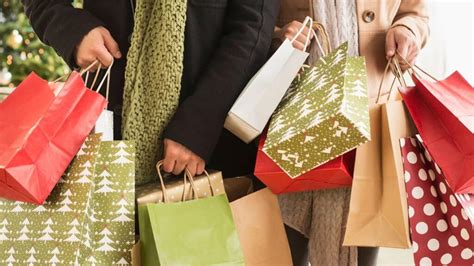 Ir de compras se siente como una adicción durante las fiestas por una razón. Los expertos explican por qué