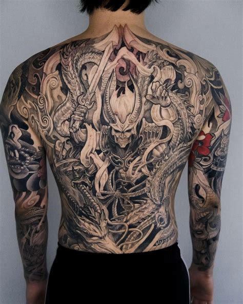 Irezumi tattoo. Only for the tiger design, it takes three times of line engraving, twice of stripe patterning and some five times of coloring to complete. The tiger is also adorned with cherry tree branches and a tree trunk. Irezumi (tattoo) is a Japanese traditional art form. “Oukoshisei” takes it as art and conveys its beauty and greatness to the world. 