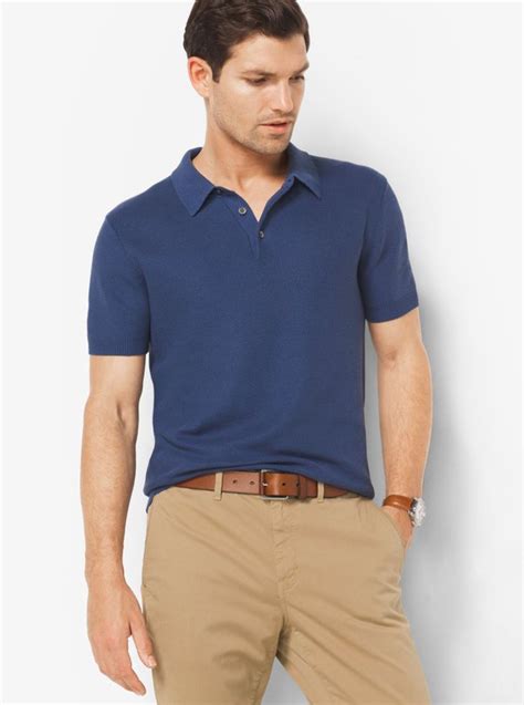 Is a polo shirt business casual. Polo shirts in neutral tones go well with dress pants, khakis or even dark jeans for a business casual feel. Don’t forget to tuck your polo shirt in to draw attention to a belt that matches your shoes for a touch of class. Business professional. You can wear a polo shirt as an alternative to a button-down in some business professional ... 