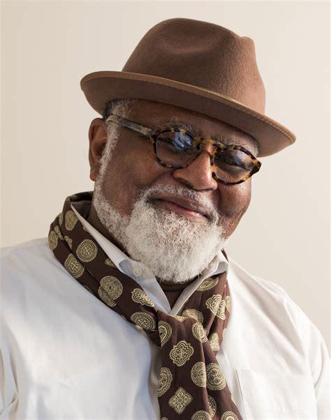 At his dinner parties in Harlem, chef and cookbook author Alexander Smalls pairs creamy, slightly spicy crab with tender corn muffins for a quick.... 