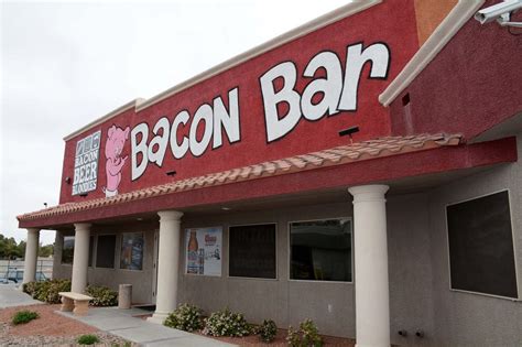 Les queremos recomendar Bacon Bar, un clasico para comer hamburgesas y tomar una cerveza. Hay varios tipos de hamburgesas, para todos los gustos y las de 24 .... 
