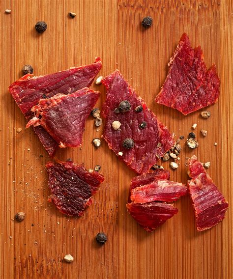 Is beef jerky healthy. Beef jerky can be a healthy snack if you choose the right product. Look for beef jerky that is made with 100% grass-fed beef and does not contain any artificial flavors or preservatives. Also, check the sodium content and be sure to pick a product that has no more than 500mg of sodium per serving. 
