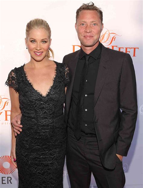 Is christina applegate married. Christina Applegate was met with a standing ovation at the 2024 Emmys as she made a rare appearance amid her MS diagnosis. ... "Some of you may know me as Kelly Bundy from 'Married With Children ... 