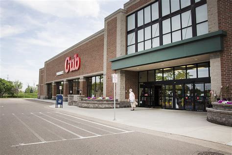 Cub Foods is found close to the intersection of County Road B West and Snelling Avenue North, in Roseville, Minnesota, at Harmar Mall. By car . Only a 1 minute trip from Belmont Lane West, Pascal Street North, Simpson Street and Skillman Avenue West; a 4 minute drive from Rosedale Center Mall, Lexington Avenue North or Exit 22A (Interstate Highway 35W) of I-35W; and a 9 minute drive time from ...
