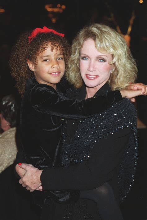  "Knots Landing" star Donna Mills became a mother for the first time when she was in her 50s. ... The singer was 48 when she adopted son David Banda and 50 when she adopted daughter Mercy James. . 