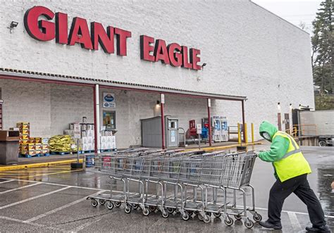Dec 31, 2023 · Giant Eagle: All stores will close at 5 p.m.