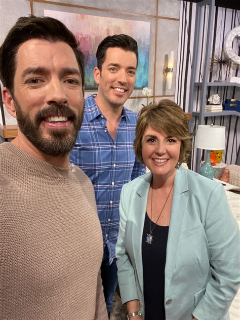 Jill Bauer, former QVC program host, has announced on her Facebook page that this Friday she will announce the product she will be representing on QVC. Upcoming home products include Scott Living Mattress TSV on Sunday and Home and Garden Event on 4/24. I'm guessing the Scott Brothers have declined .... 