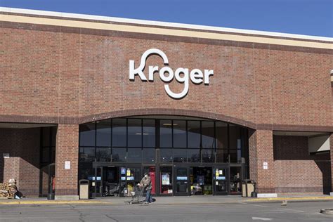 Is kroger open on christmas eve. Yes. The store is open on Christmas Eve, but at adjusted business hours. Though there will be a lot of business going on for Kroger during the festive days, it thoughtfully observes the federal holidays. Also, it respects the valuable time of its employees. 