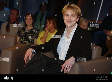 Is louis hofmann married