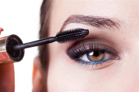 Is mascara bad for your eyelashes. No annoying white cast on lashes. Cons. Skip if you don't like a soft, powdery scent. Out of the seven clear mascaras on our list, Dr. Hauschka's product offers the most flexibility — it can be used as a clear mascara, brow gel, or conditioning mascara primer. It can even help tame frizzy hair in a pinch. 