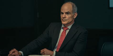 Is michael kelly in suits