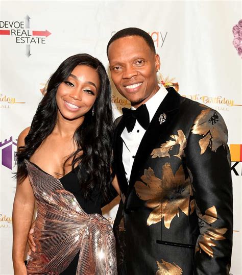 Is ronnie devoe still married. DeVoe is happily married to her long-time boyfriend, Ronnie DeVoe. The couple tied the knot on March 10, 2006, and are still together to this date. Ronnie and Shamari are blessed with twin boys. Furthermore, she joined Alpha Kappa Alpha sorority in December 2014. 