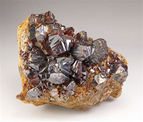 Some examples of ferromagnesian minerals in mafic rock include olivine, pyroxene and amphibole. Rocks containing pyroxene and amphibole often also contain feldspar, a non-ferromagnesian mineral.. 