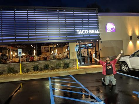Taco Bell typically serves breakfast between 7am and 11am. Lunch is usually served from 11am until 2pm, and you can feast on dinner from 5pm to 8pm. Taco Bell is typically open on Saturdays and …. 