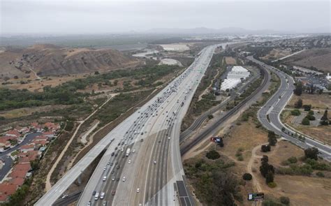 Is the 91 freeway closed this weekend. Eastbound lanes on the 91 Freeway in Corona will shut down through the weekend for construction. The closure starts at 10 p.m. Friday between Lincoln and Main Street and ends at 5 a.m. Monday. The ... 