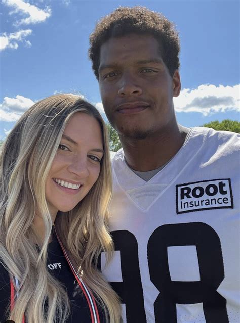 Oct 3, 2022 · Cleveland Browns Defensive End, Isaac Rochell, is pretty well-known in the sports world, but his wife, Allison Kuch, is far exceeding in popularity. After all, influencing is one of her jobs and she wears the crown well. . 