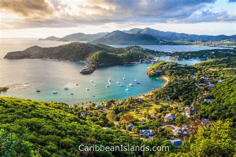 Isla antigua. Antigua es una isla en el mar Caribe, forma parte del país Antigua y Barbuda.Tiene una población de 68.000 habitantes, aproximadamente, de los cuales más de 24 000 viven en la capital, St. John's.La isla tiene un perímetro de 54 millas y un área de 280 km². La superficie es mayoritariamente plana, y no hay muchas elevaciones en el terreno como … 