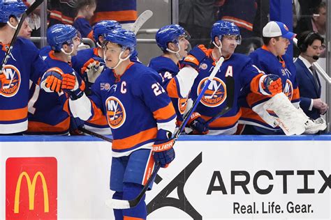 Islanders beat Canadiens 4-2 to wrap up playoff spot