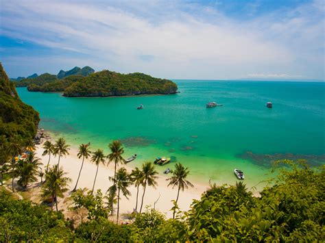 Islands in thailand. Thailand´s islands (thai=koh) belong to the most beautiful islands worldwide, with nice and clean sandy beaches, coconut palm trees and crystal clear waters. Temperatures are between 28 and 35 degrees Celsius with a soft cooling breeze from the sea. Especially at night, life takes often place on the beaches with … 