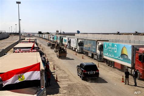 Israel opens Gaza-Egypt border to allow trucks with aid