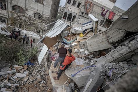 Israel strikes 2 homes, killing more than 90 Palestinians