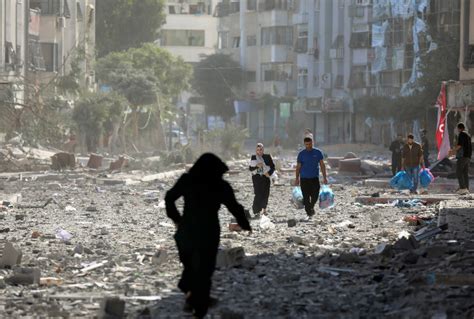 Israeli troops push deeper into Gaza and free captive as fears rise for Palestinian civilians