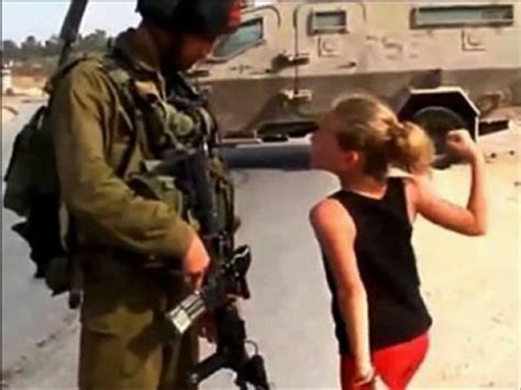 Israil askerine kafa tutan kızın videosu