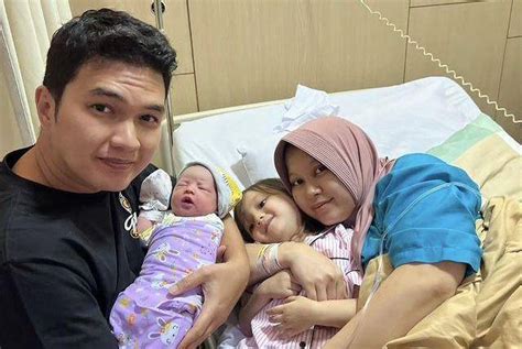 Istri aldi taher kedua. .  ...