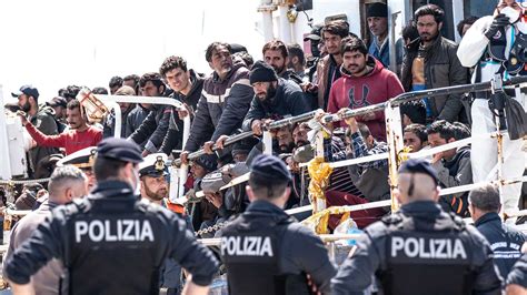 Italia y Albania firman un acuerdo para construir centros de detención de inmigrantes en Albania para personas que lleguen en barco a Italia