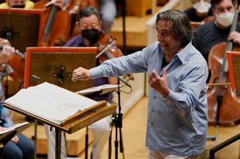 Italian conductor Muti to visit Syrian refugee camp