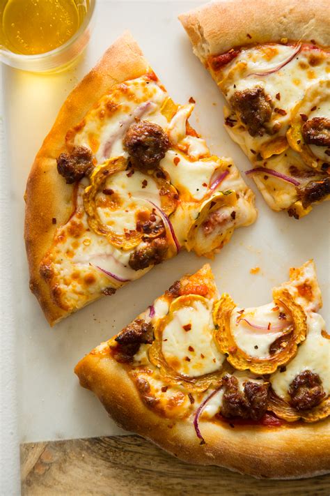 Italian sausage pizza. Learn how to make a delicious pizza with Italian sausage, caramelized onions, mozzarella cheese and homemade dough. This recipe is easy, fast and satisfying for any pizza lover. 