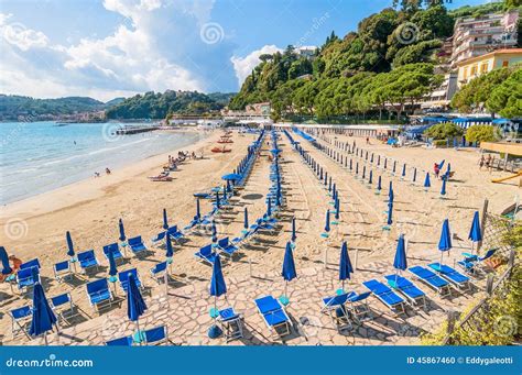Italien strand och stad