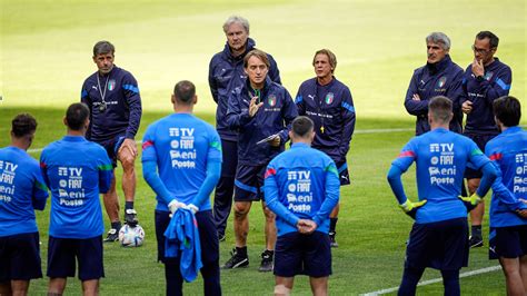Italy coach Roberto Mancini announces surprise resignation after up-and-down tenure