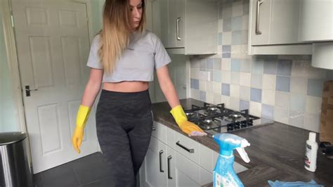 10:02 nip, watch 0,25 – It’s Hannah. ASMR No Talking – Dusting And Cleaning the Baseboards/Skirting Boards – Housewife Cleaning Routine. Don’t forget to check out my patreon for early access, exclusive content and the unedited versions of videos.