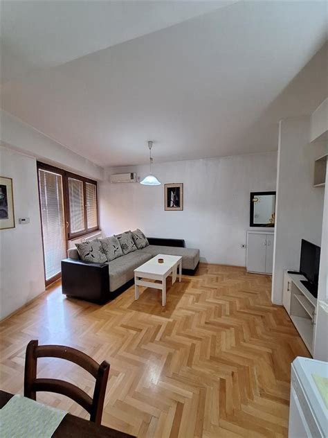 Izdavam stan stip.  Stanot e name&scaron;ten i se naoga vo PR/2, ima balkon od 4 m/2. 5, sobe...