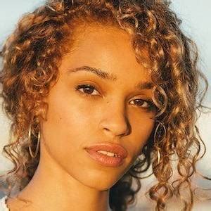 Izzy Bizu - Wikipedia